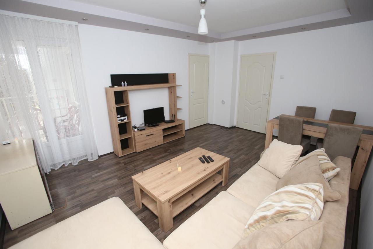 T&A Apartment Парачин Екстериор снимка